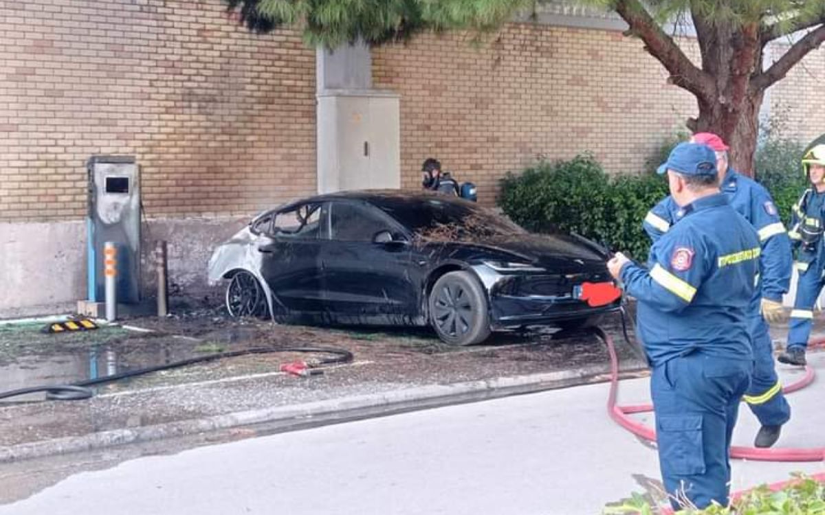 Tesla Model 3 incendie feu Grèce voiture électrique batterie